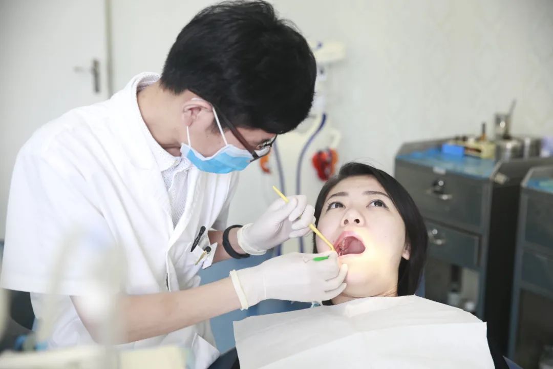 每天刷牙牙齿还是发黄是怎么回事,牙齿刷牙每天都出血怎么解决