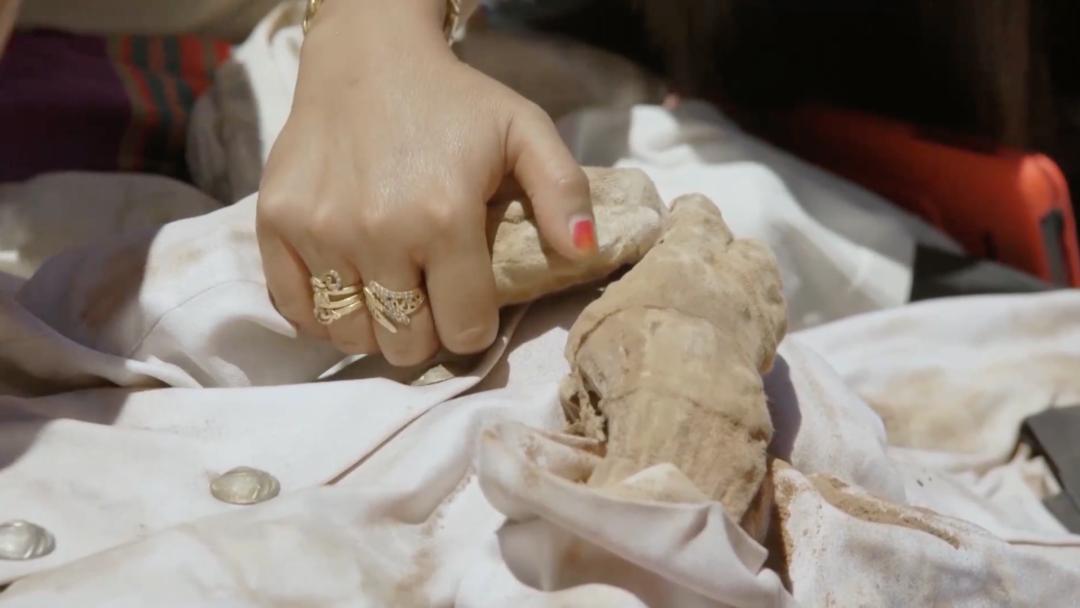 80后女孩记录世界奇葩葬礼，吸粉200万