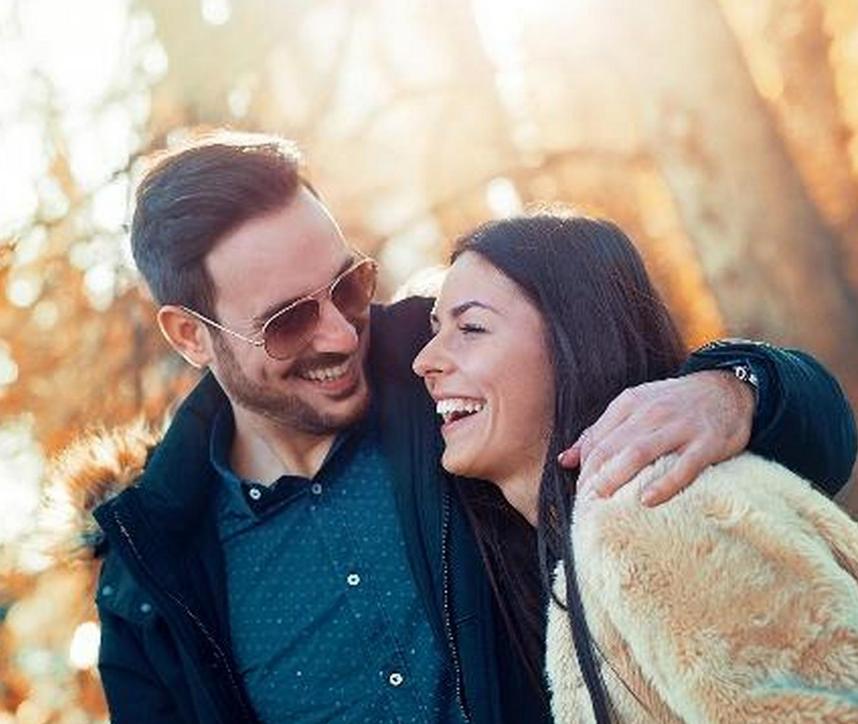 女性心窝口偏右烧灼感痛怎么回事,女性尿路有烧灼感是怎么回事