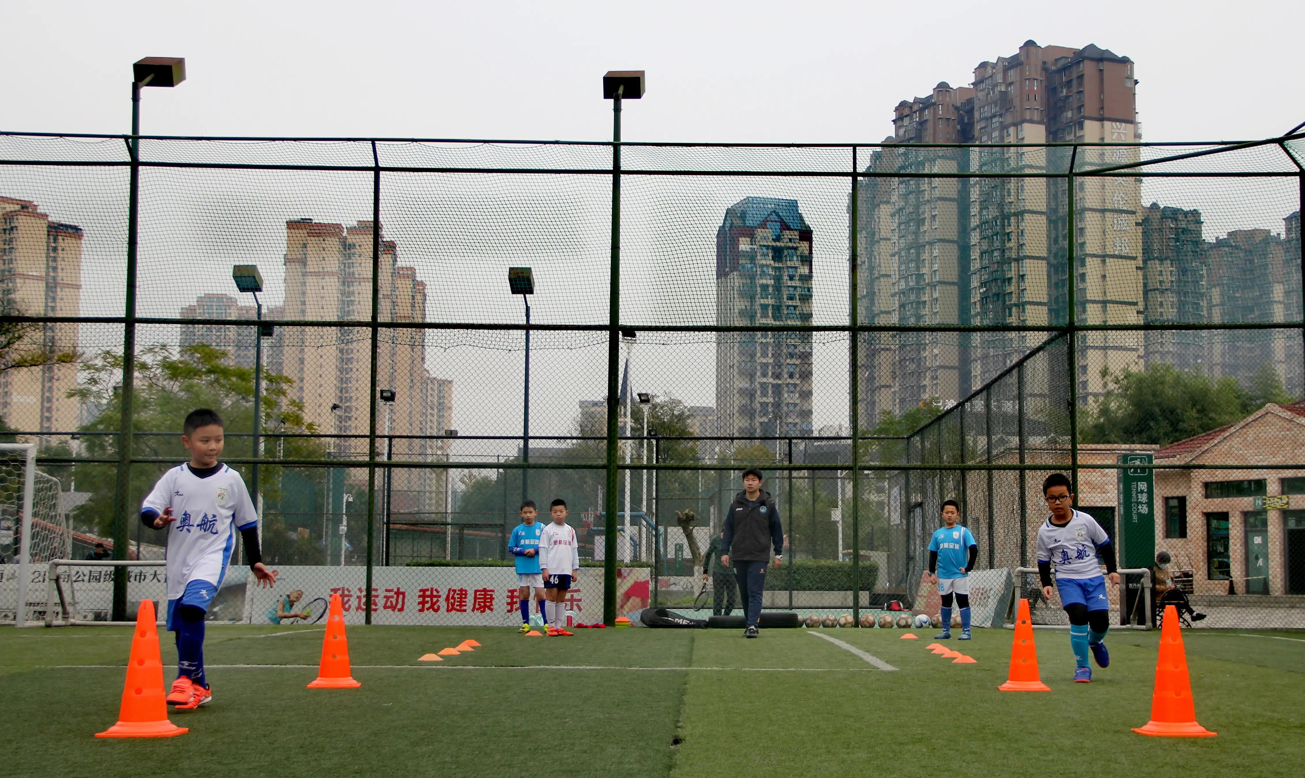 聚焦奥航少年风采：用青春的激情点燃对足球的热爱