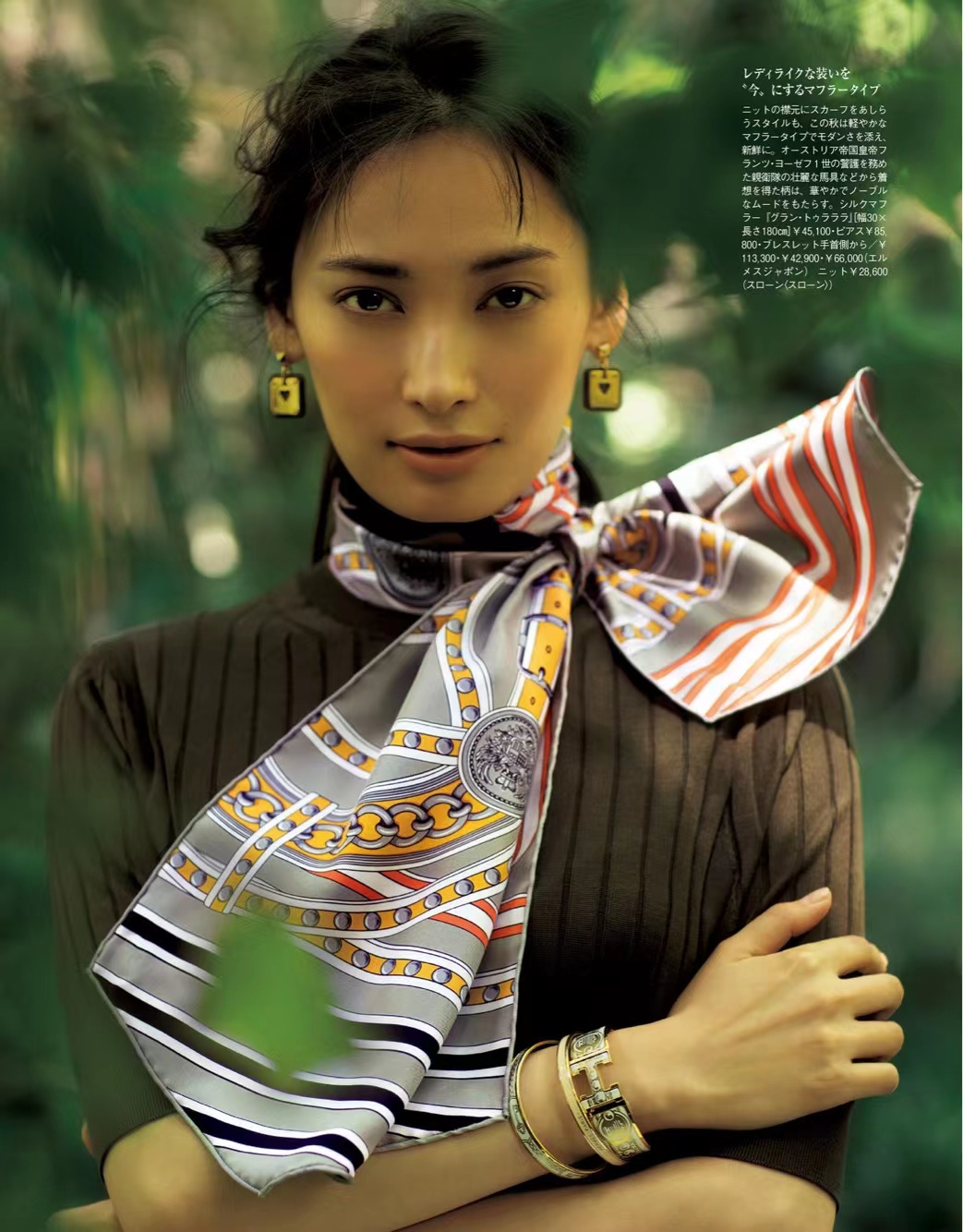 春天系“丝巾”，凭什么好看？这2个精髓，优雅女人如获至宝