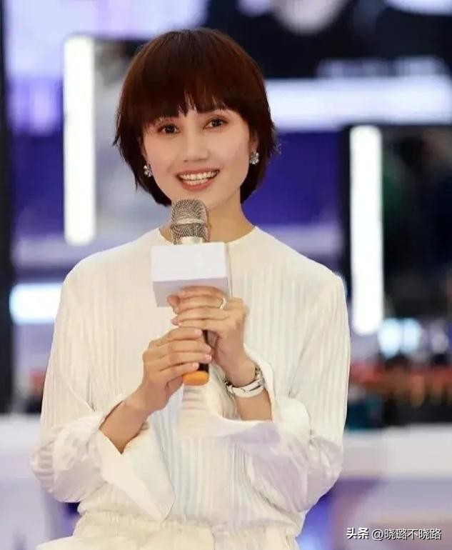 袁泉现在短发发型图片,袁泉的长发和短发照片