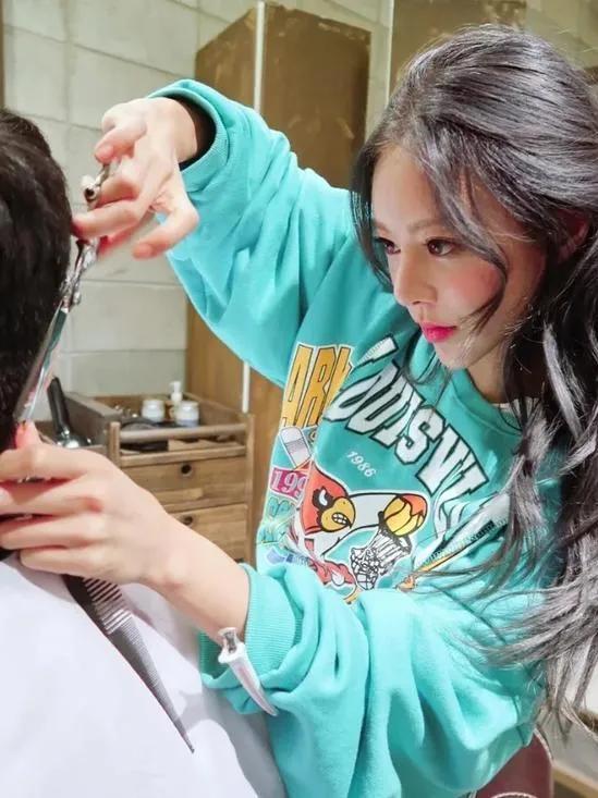 海南美发女被骗五十块钱,年轻人理发店月入2万