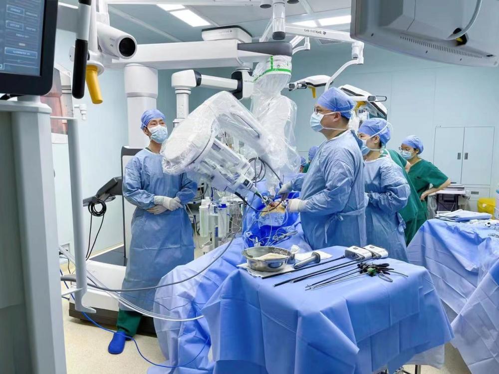 全胸腔镜下，与右侧开胸小切口房间隔缺损修补术的临床结果分析