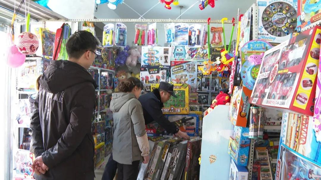 玩具店售卖仿真枪朔城警方依法收缴