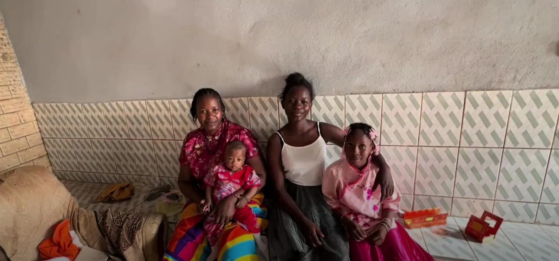 飞哥和武哥顺利抵达非洲，孩子收到礼物很开心！小胃王会喊爷爷了