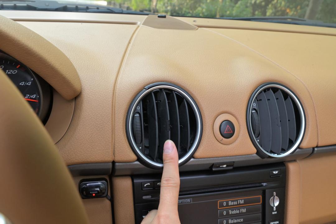 不到20万,入手二手保时捷敞篷车,中置后驱,贴地飞行