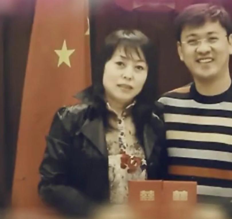 20岁小伙爱上39多岁女老板后续,19小伙子爱上大18岁女老板