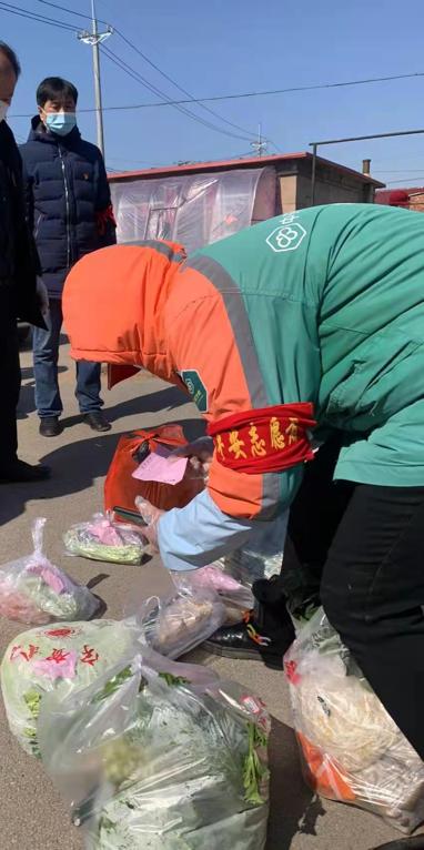 党员志愿者变身跑腿儿,志愿者化身背篓君为居民送物资
