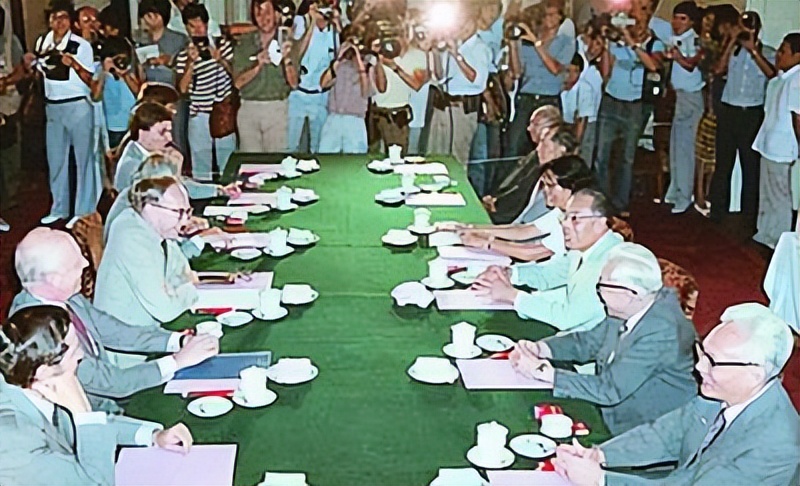 1997年香港回归场景：彭定康仰天含泪，“港督”女儿哭得难以自拔