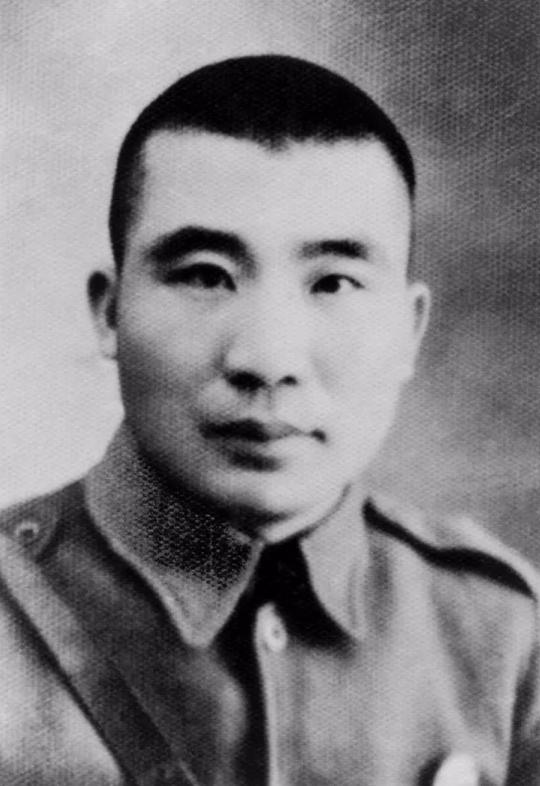宋美龄与王耀武,1948年王耀武接见国民党将领