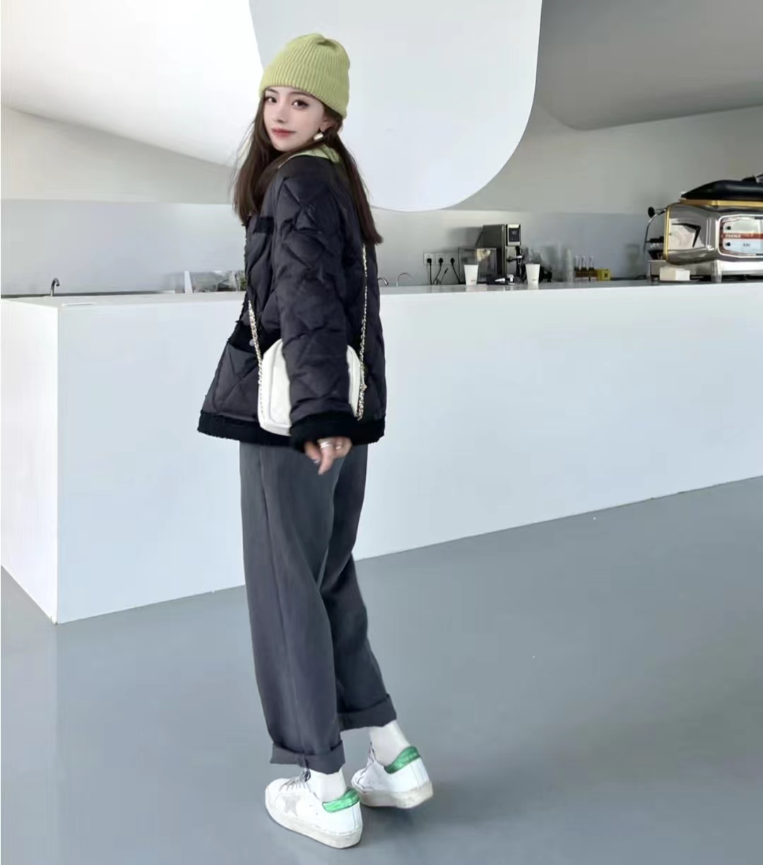 19冬羽绒服穿搭,韩款黑色羽绒服搭棕色长靴