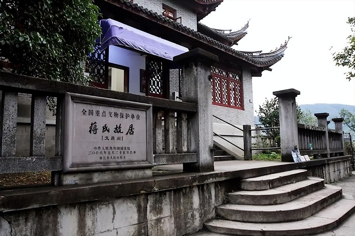 蒋介石的陵墓有多惨？子孙哭着要给他迁葬