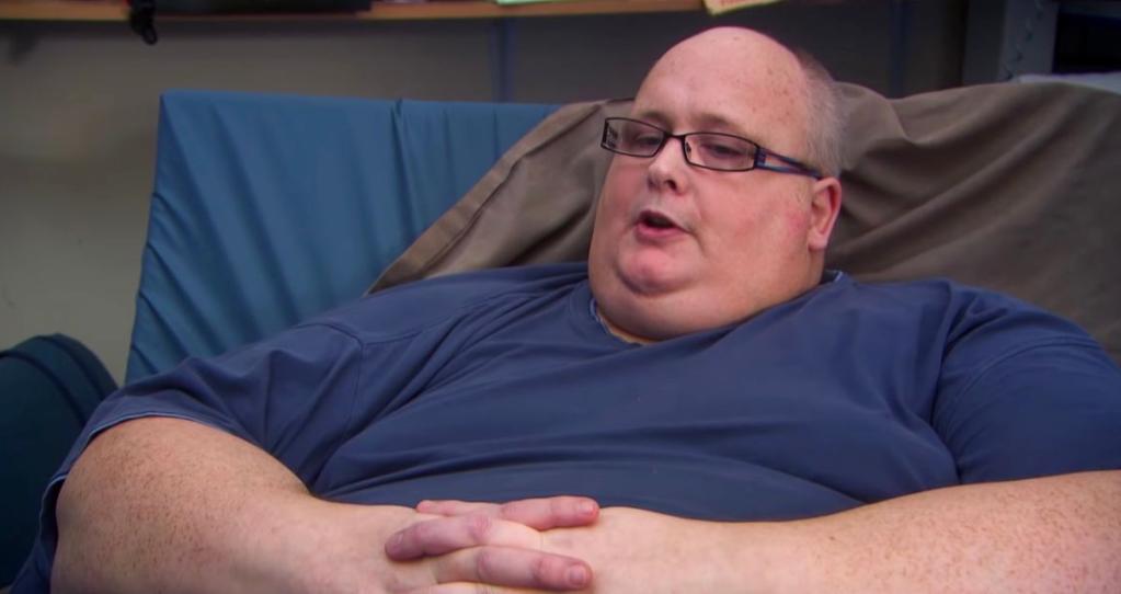 英国男子体重飙至600斤,英国男子重300磅