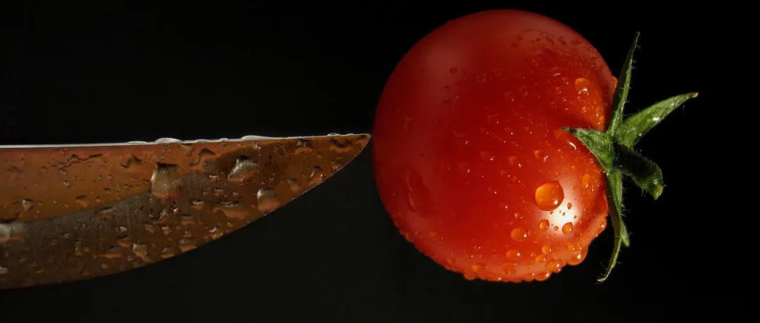 我看着手术刀往后躲，差点被医生揪着眼皮拉回去