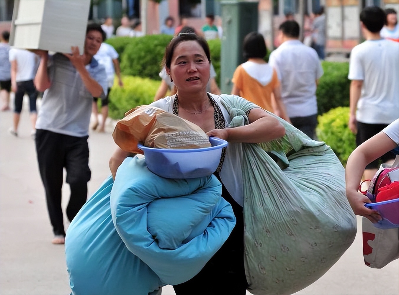 年轻人肩膀痛的治疗方法,整天肩膀酸痛怎么检查病因