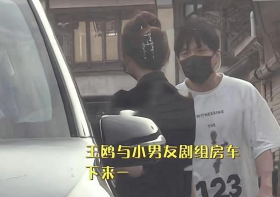 40岁王鸥与35岁何九华疑似同居，她会成为德云社最大牌的嫂子吗？