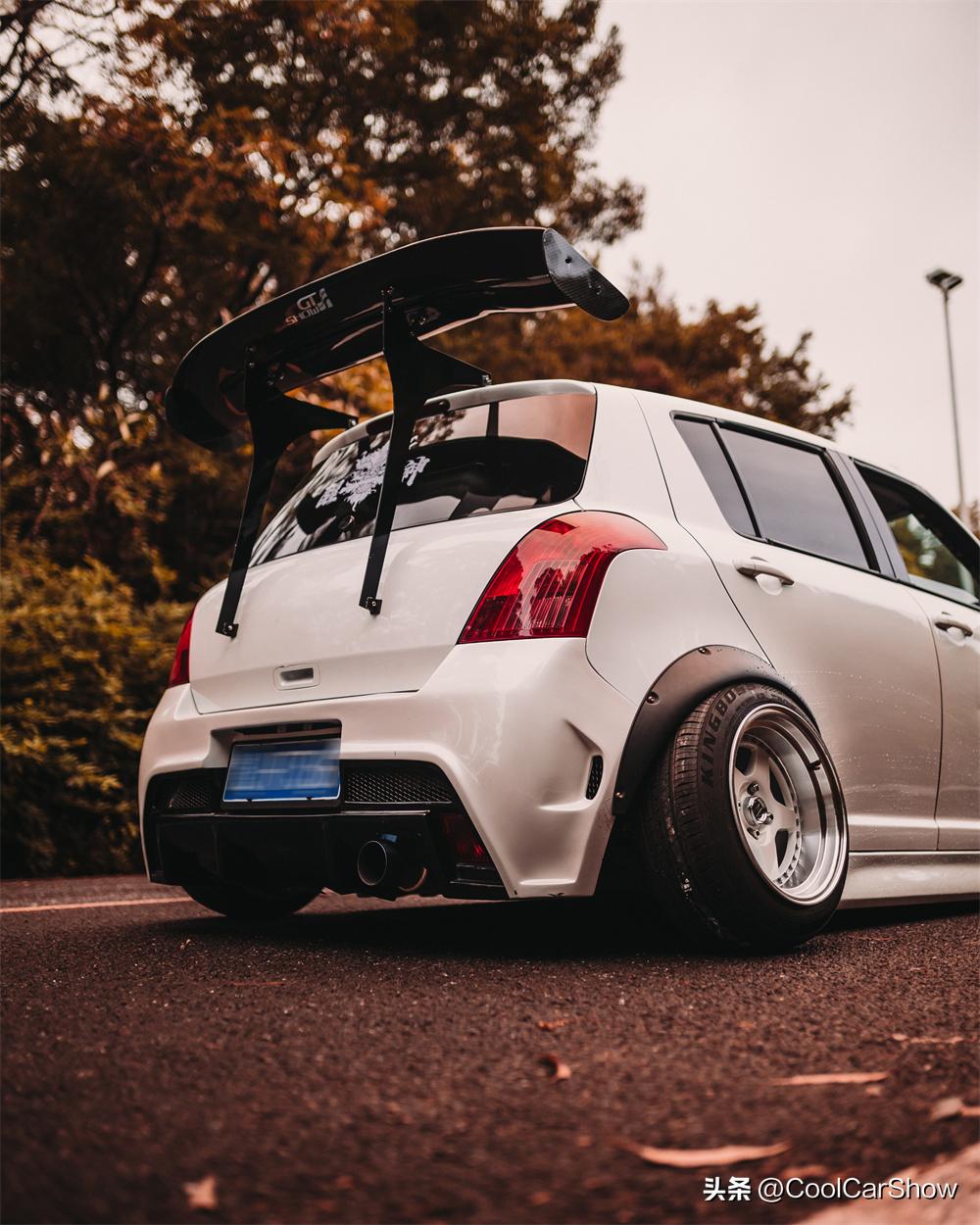 大尾翼战斗风的气动雨燕，女车友完美诠释小车也能带来无穷乐趣