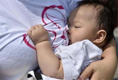 未满月的新生儿头发少还掉头发,宝宝头发稀少剃头发可以改善吗