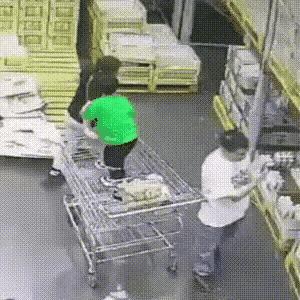 山姆回应男孩摔下购物车昏迷,深圳山姆小孩手推车坠落