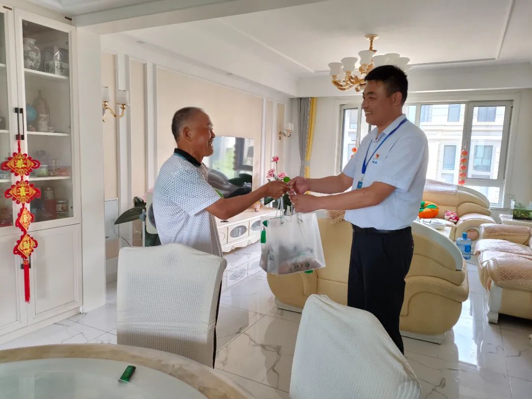 圣海物业服务公司组织“父爱无言，恩粽如山”传统节日活动