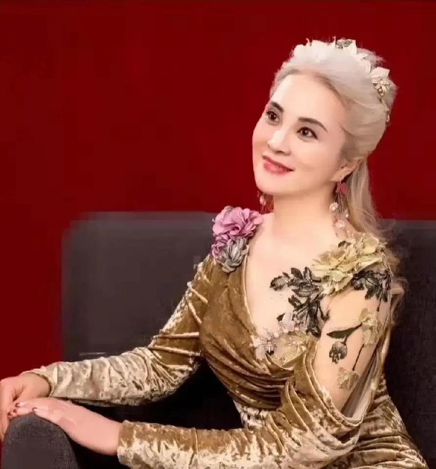 “励志大妈”于书：前夫出轨，两度瘫痪，一夜白头，如今惊艳众人