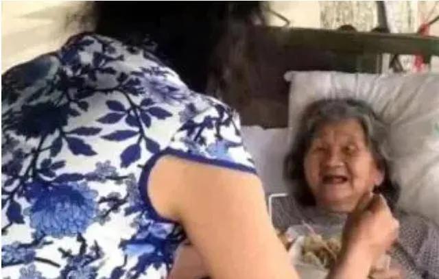 61岁老头男扮女装,47岁大叔男扮女装20年