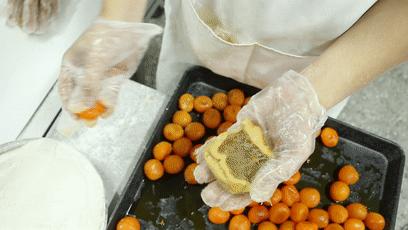 全自动月饼工厂流水线生产,一体化月饼生产线操作