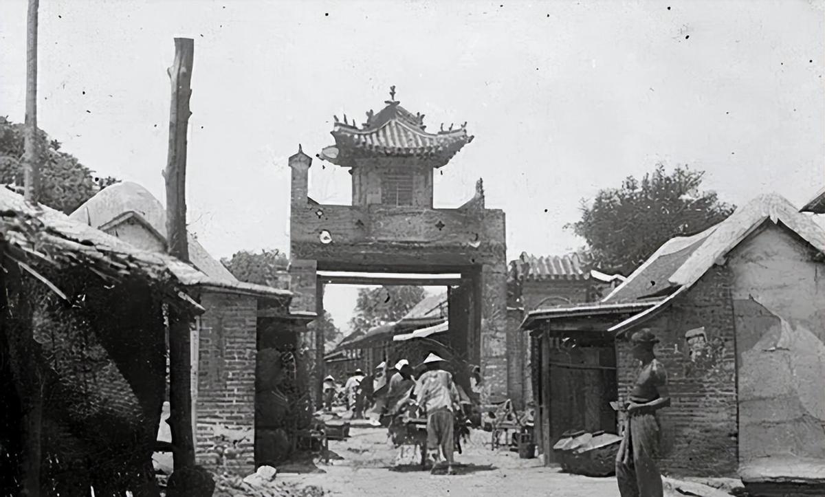 日军当着国军的面杀俘虏,日军侵华兽行