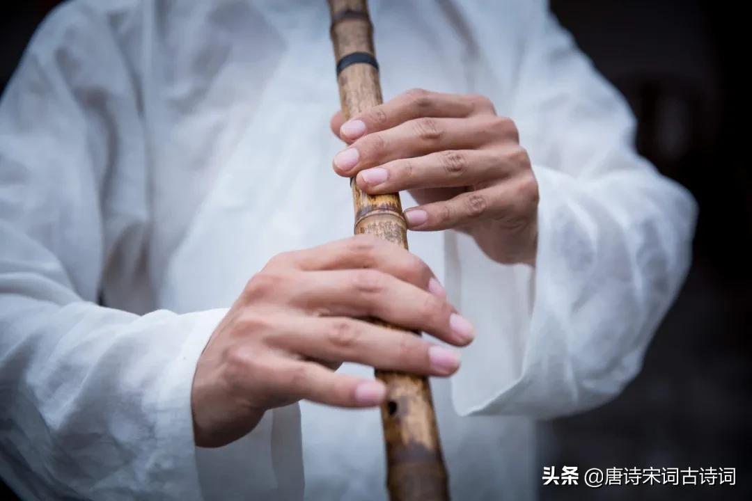 跟往事干杯姜育恒原唱,跟往事干杯王杰