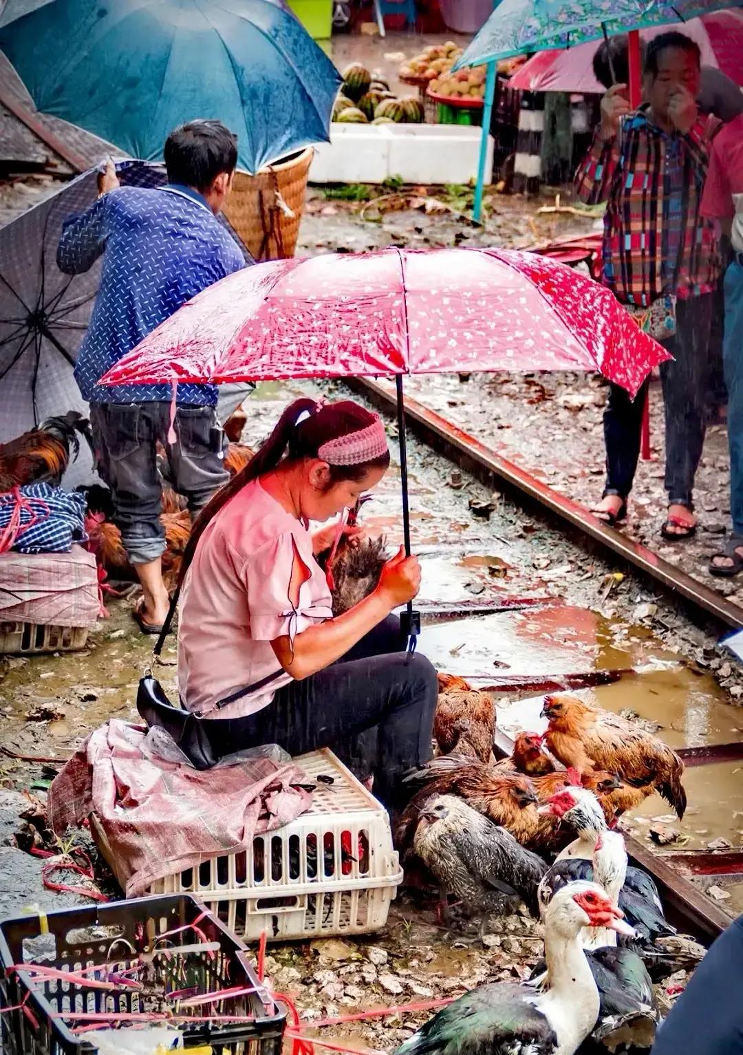 云南红河州，清朝遗留下来的火车集市：很多人误以为是印度