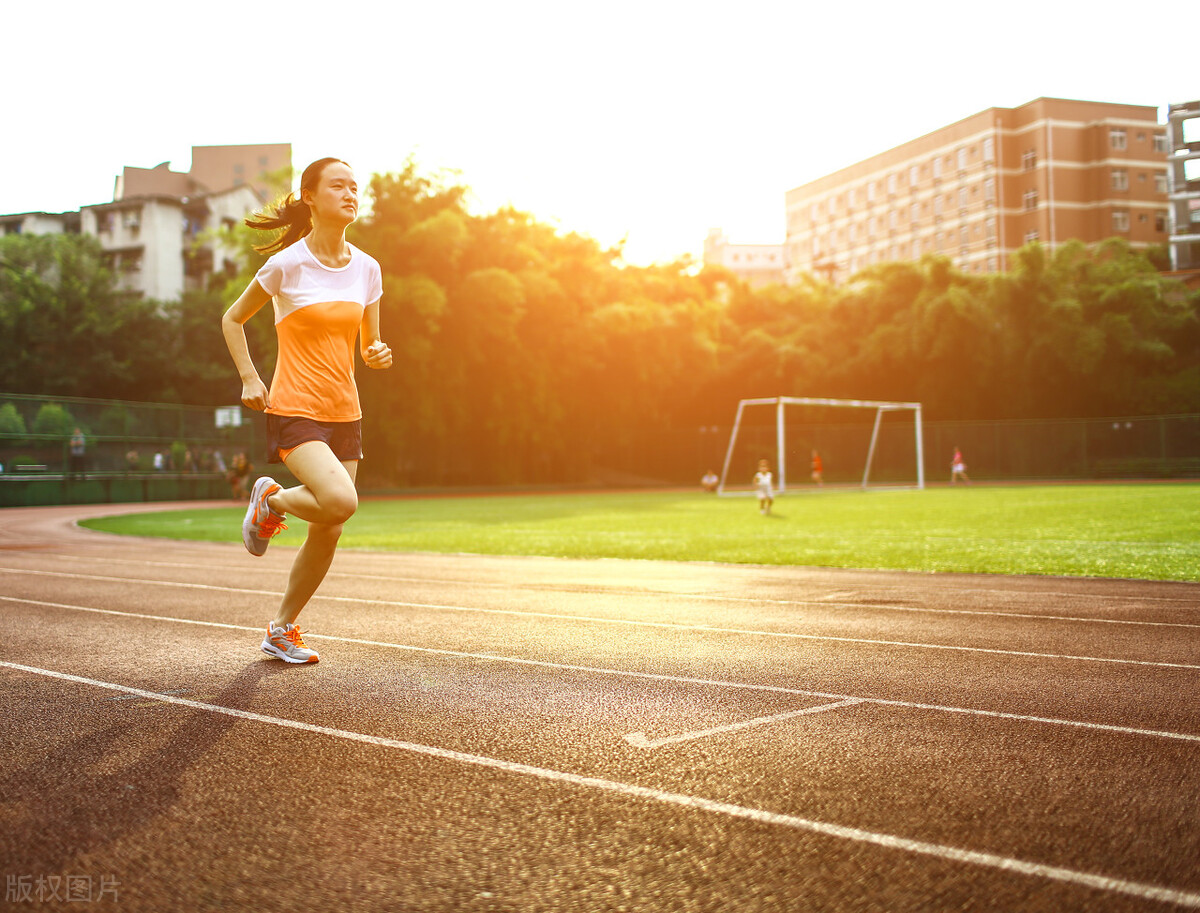 11岁女孩来月经还会长高,11岁女孩来月经正常吗还能长高吗