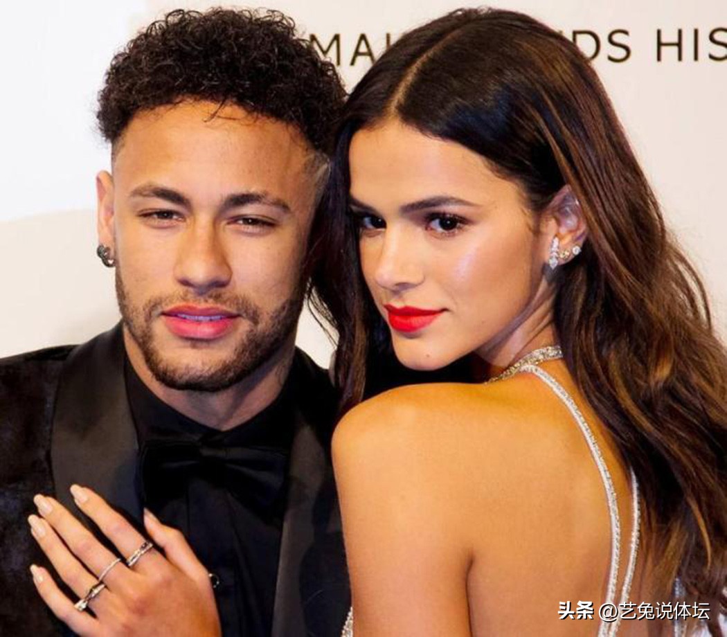 对比C罗内马尔的“霸王条款”，他们的合约女友，一个比一个能忍