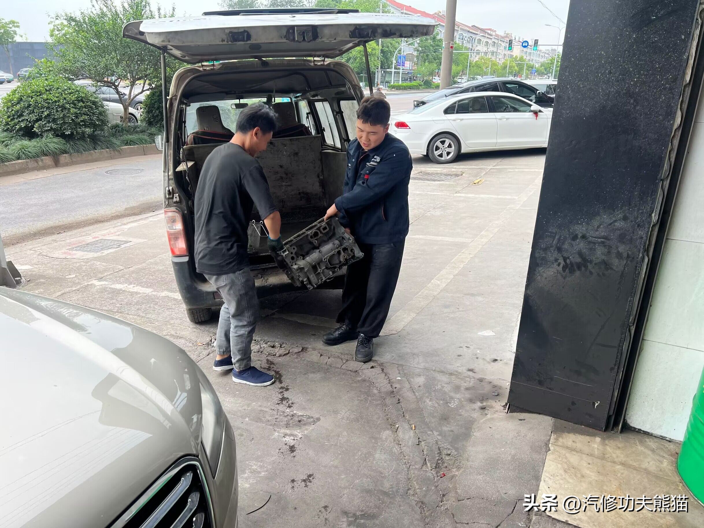 奥迪A4L烧机油！*草烟**公司是让你们烧*草烟**烧钱，我们让你不烧机油