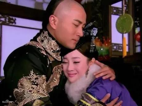 1635年，孝庄给丈夫皇太极请安，刚到门口，却听见姐姐的撒娇声