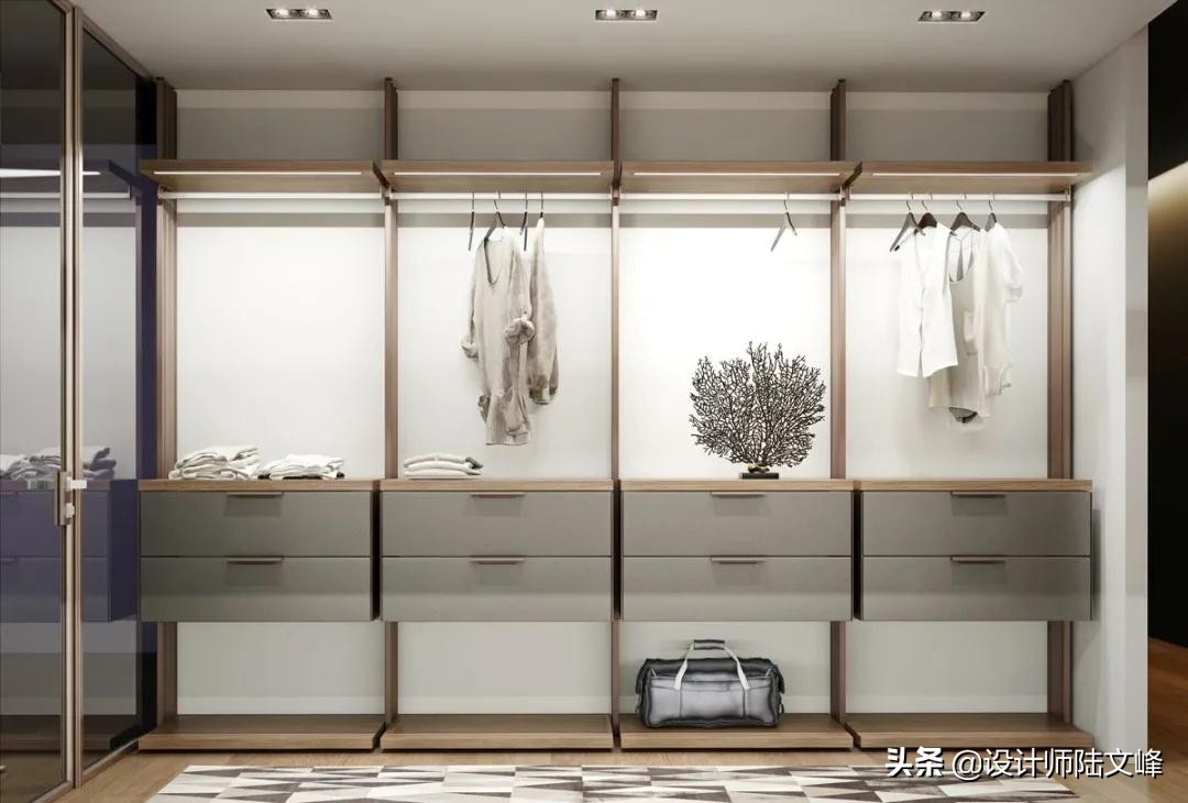 主卧厕所正对床用隐形门,主卫门对着床做隐形门