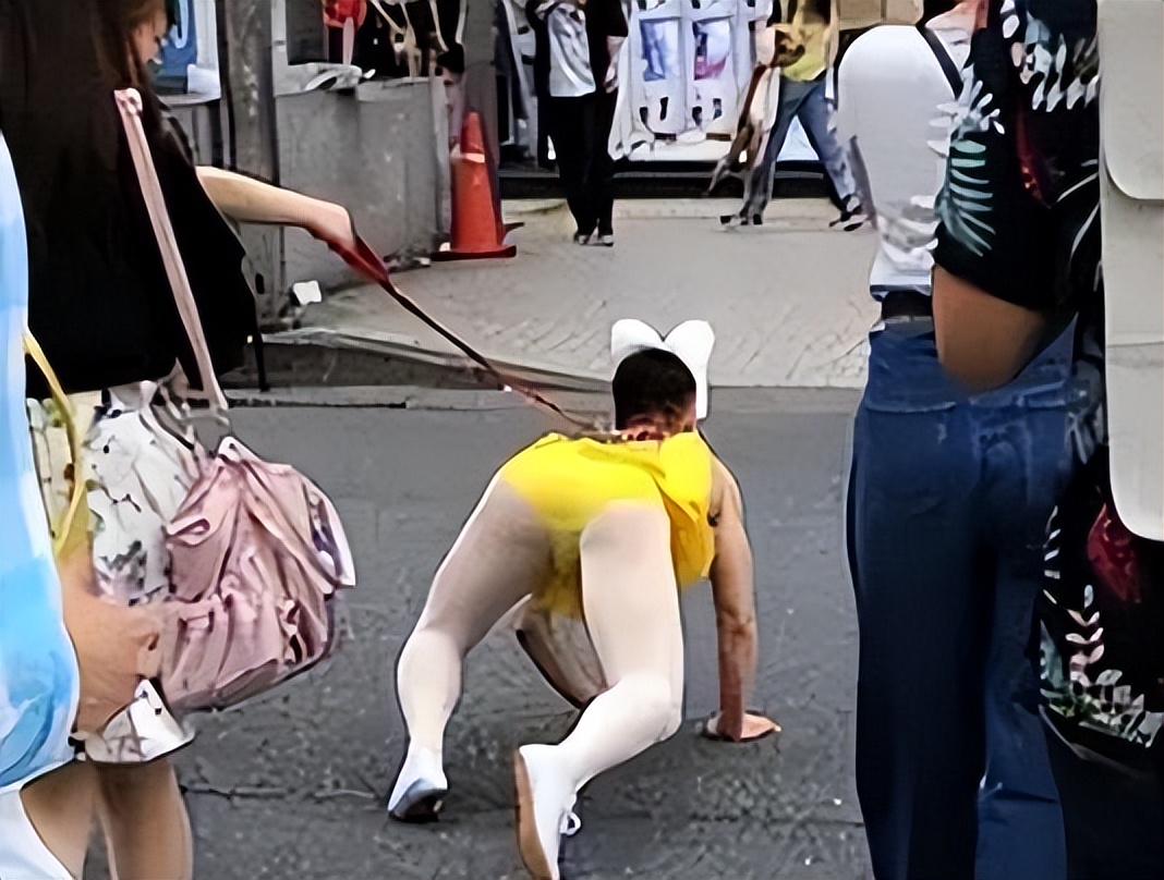 不堪入目，杭州女大学生地铁“奴性”事件遭疯传，网友：震碎三观