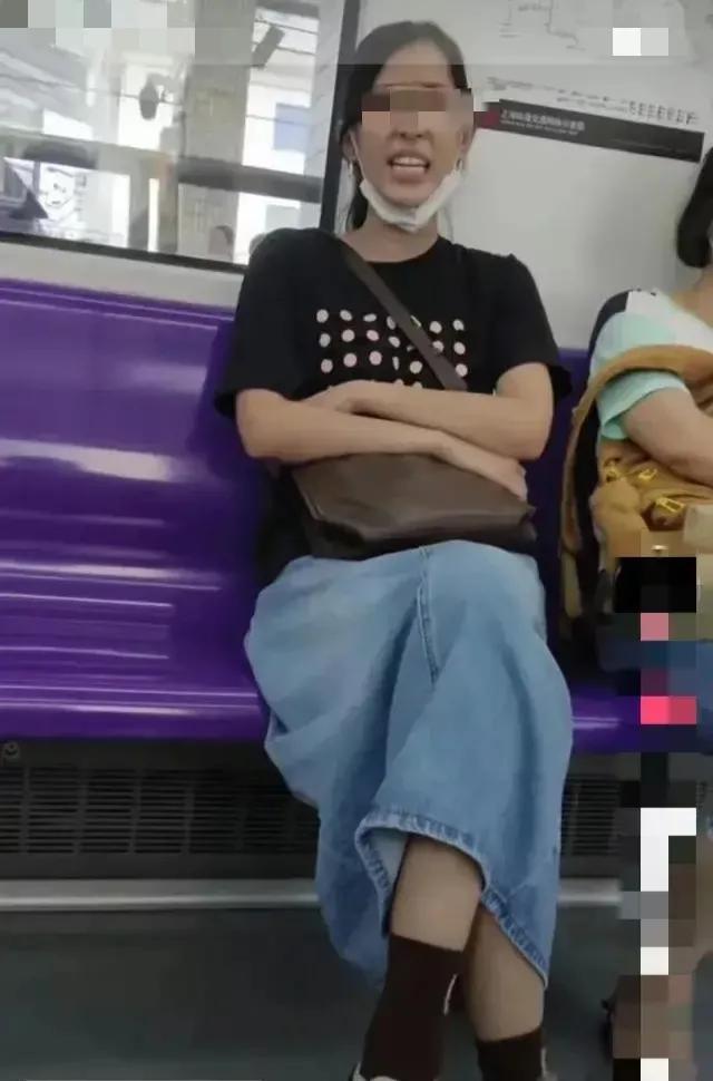 上海地铁女子辱华男子被罚原因,上海地铁一女子辱华后续被打了