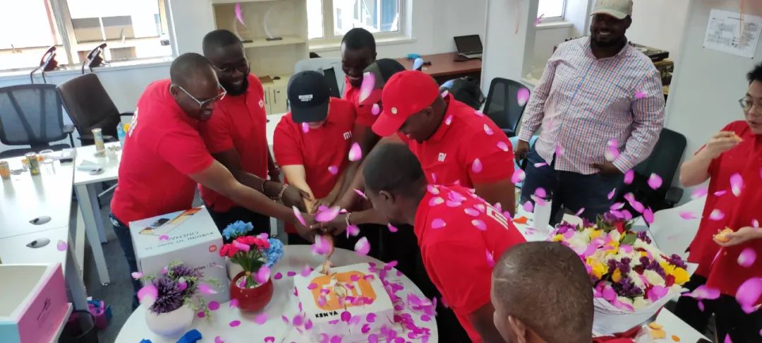 地球另一边的人们是倒着吗,地球另一侧的人不会掉下去吗