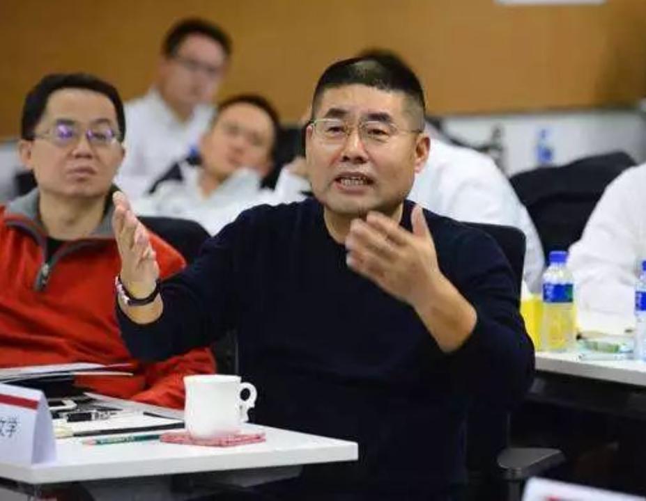 欠债2600亿，当街痛哭！给员工送宝马的河北首富，如今彻底怂了