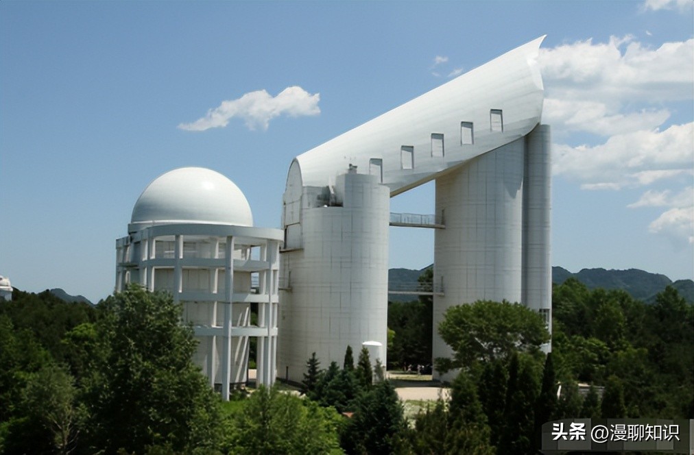 关于2.4米主镜反射膜的仿真结果分析如何？以及关于它的讨论