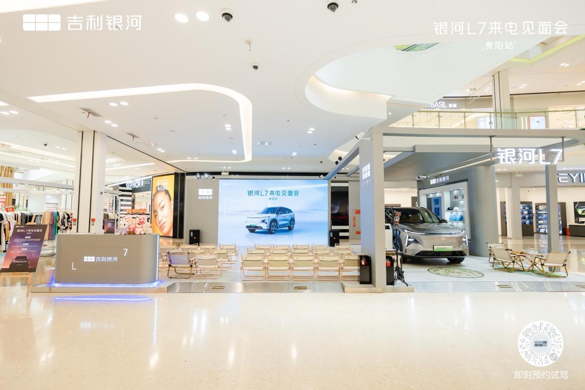 吉利银河l7110kmplus,吉利银河l7白色的好还是黑色的好