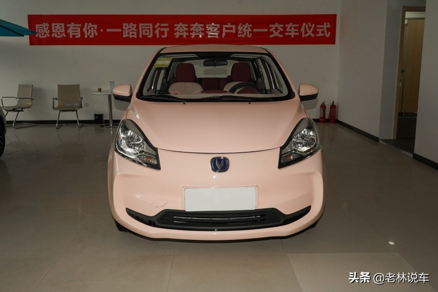 开五菱宏光miniev,五菱宏光miniev对比奔奔国民版