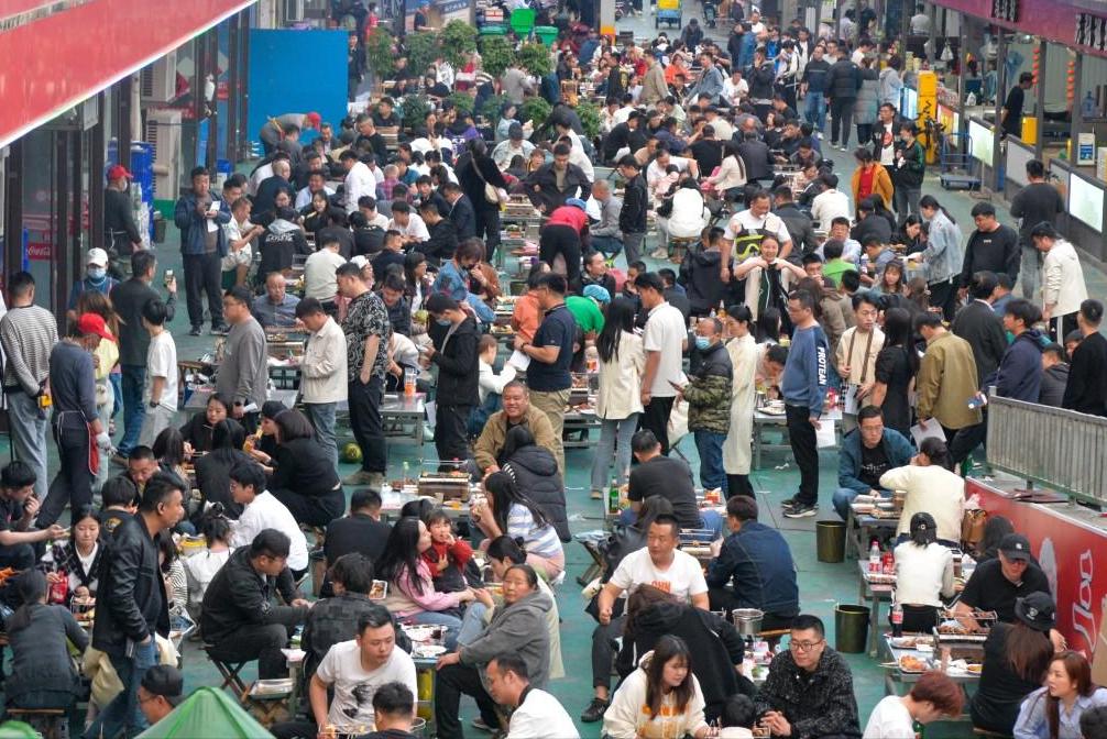 山东淄博井喷视频,五一淄博旅游有多火