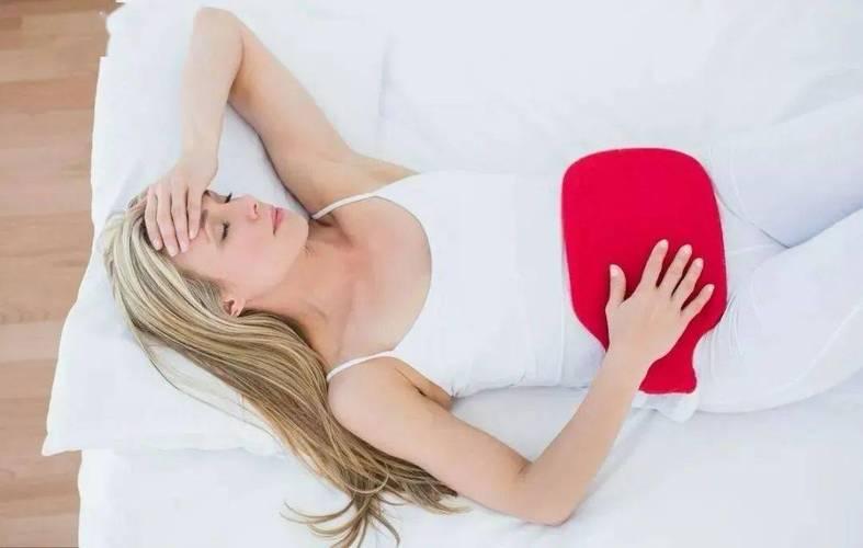 21岁女生偷用卫生棉条被卡住，去医院求助，医生苦笑：方法用错了