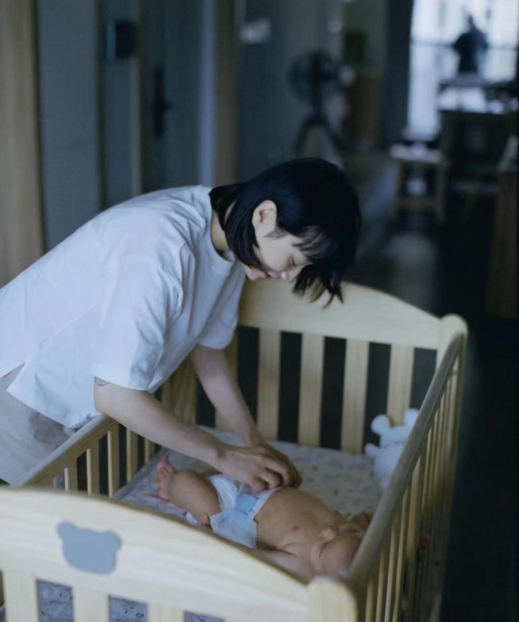 被母乳喂养绑架的产后妈妈:外人围观、医师逼迫,精神濒临崩溃