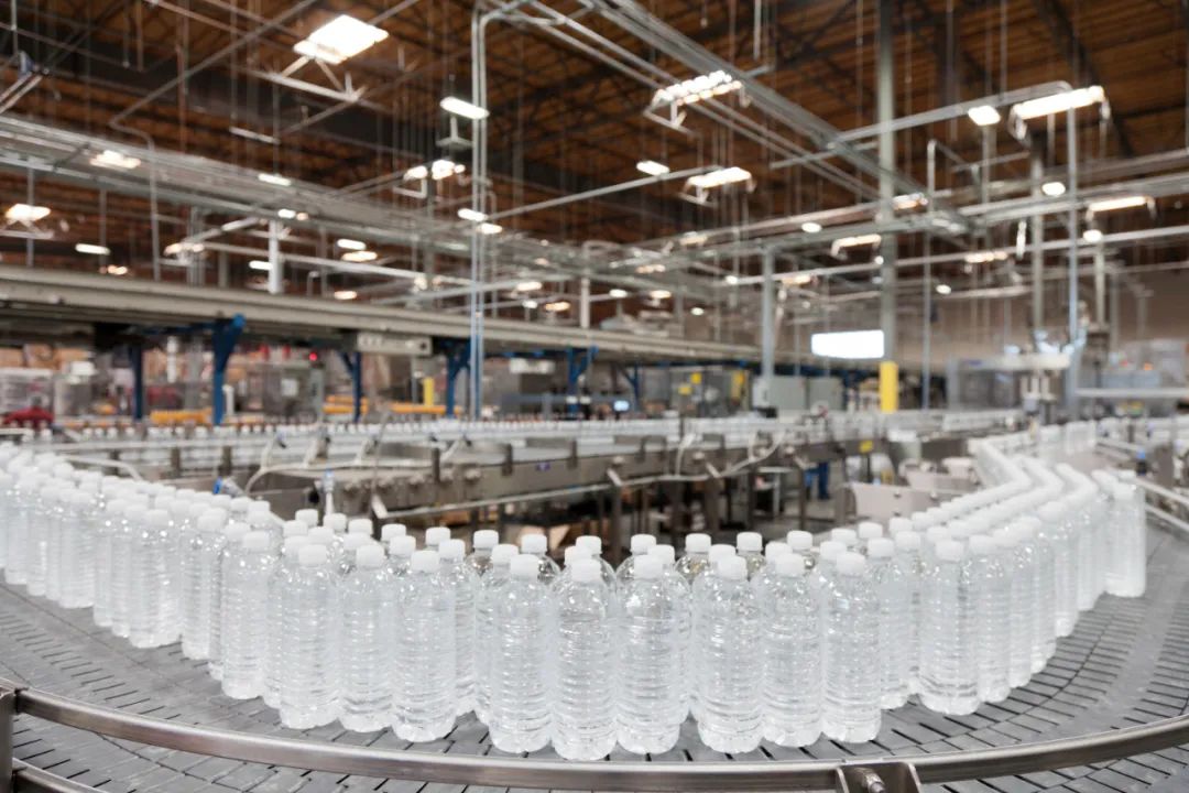 过期一天的啤酒可以喝吗,过期几天的瓶装水还能喝吗