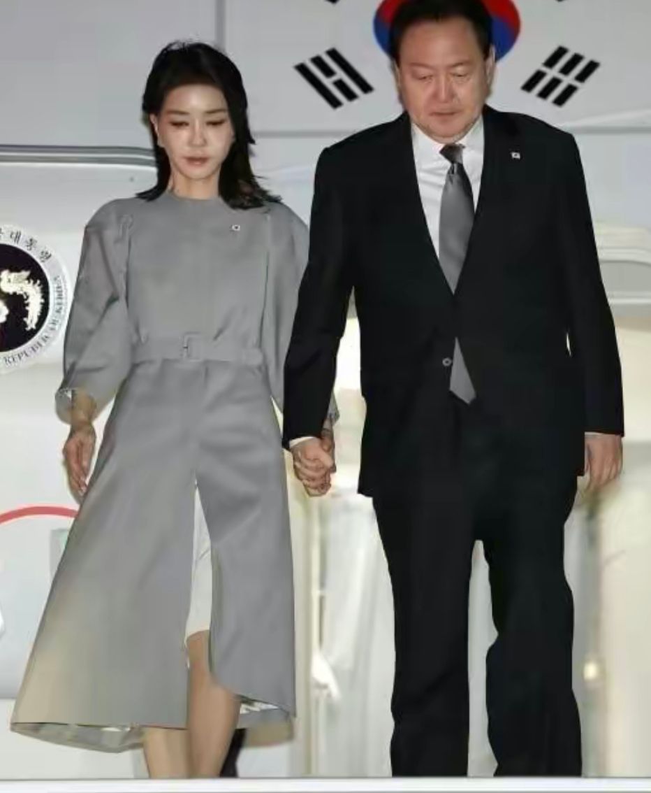 韩国第一夫人穿军装抢风头,韩国第一夫人穿军装被批