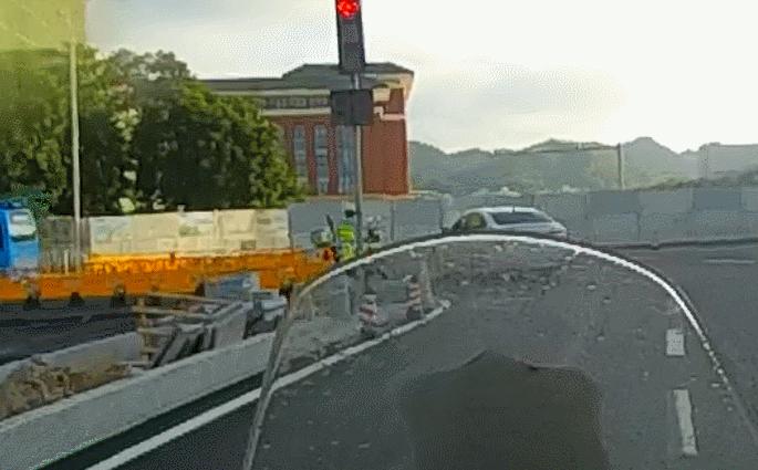 女市民肾结石发作交警紧急送医,女子路上肾结石肚子疼