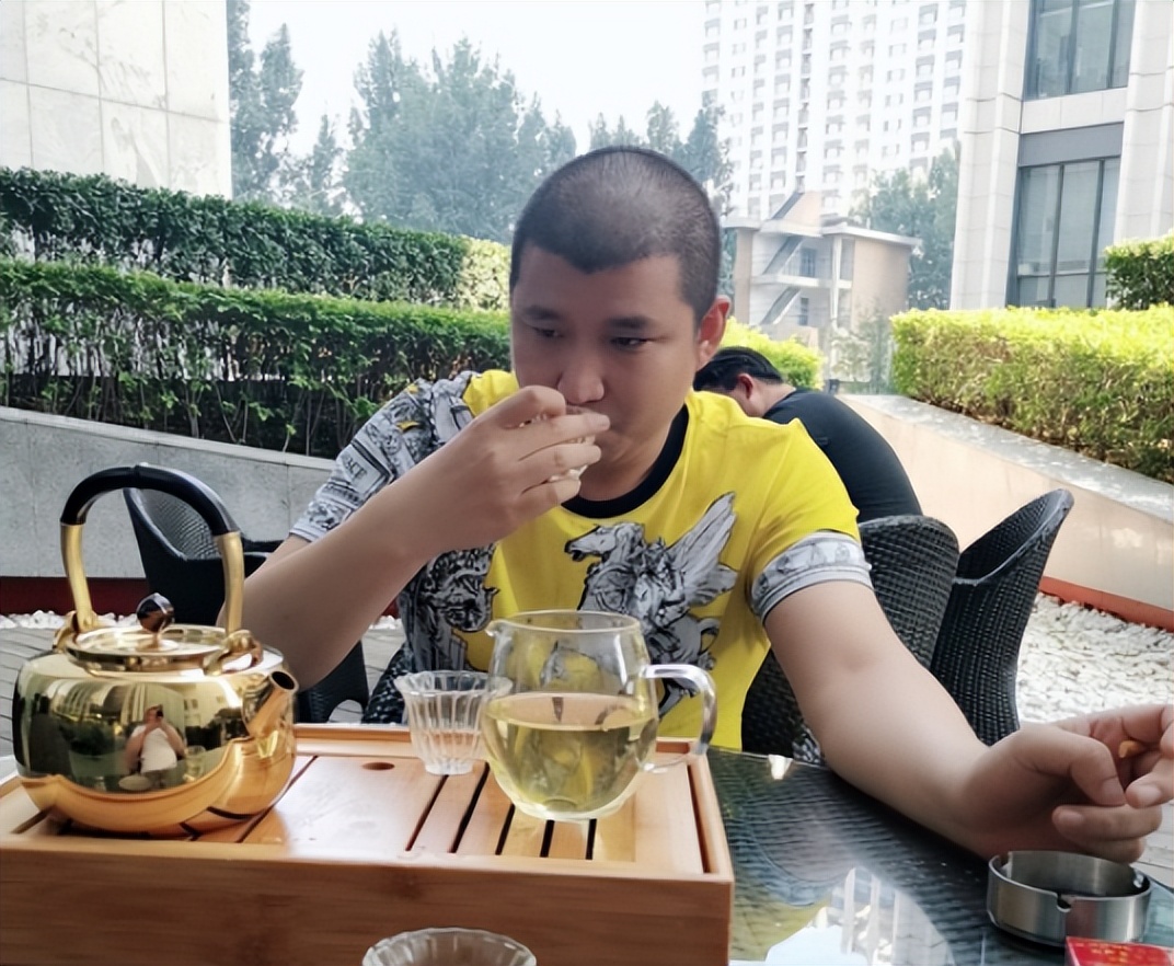 二驴借“榴莲事件”嘲讽辛巴：200万包飞机去泰国，豪赚3000多万